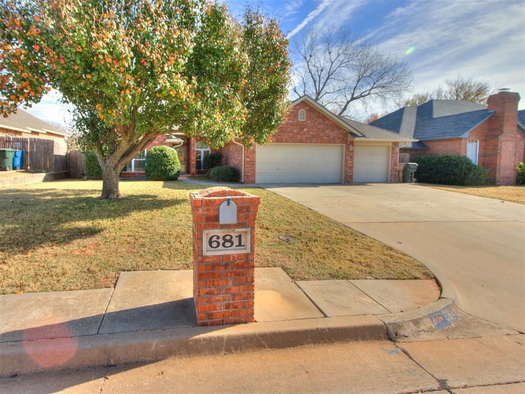681 Crescent Circle, Midwest City, OK 73110