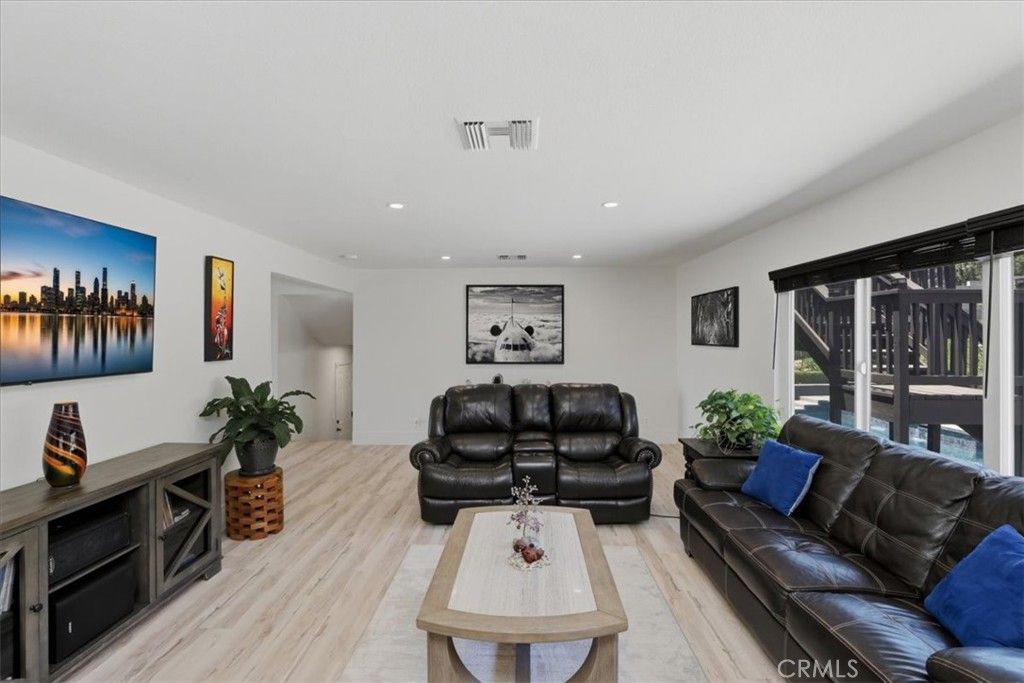 Image 23 of property listing at 8318 La Senda, Rancho Cucamonga, CA 91701