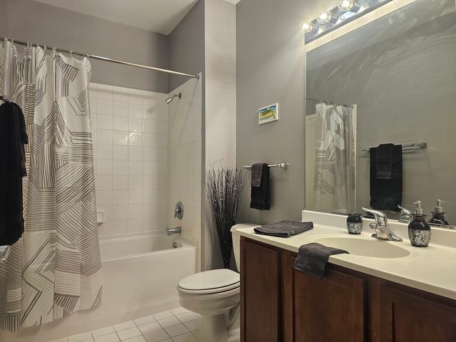 2323 W Pershing Road 230, Chicago, IL 60609