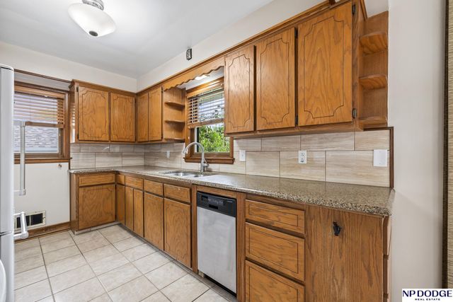 2115 S 38 Street, Omaha, NE 68105