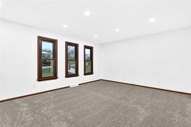 113 Redbud Dr, Chippewa Twp, PA 15010