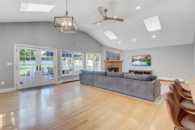 5 Robin Lane, Huntington, NY 11743