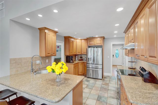 5 Robin Lane, Huntington, NY 11743