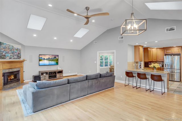 5 Robin Lane, Huntington, NY 11743