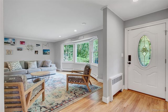 5 Robin Lane, Huntington, NY 11743