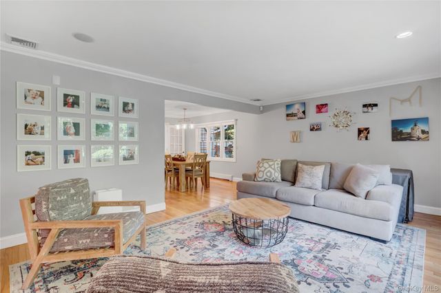 5 Robin Lane, Huntington, NY 11743