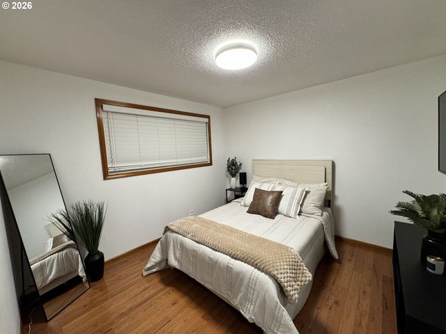 1091 Longridge Dr, Springfield, OR 97478