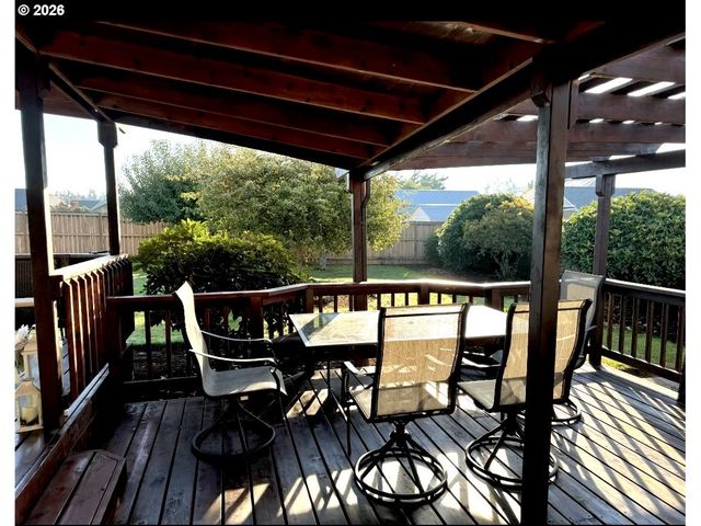 1091 Longridge Dr, Springfield, OR 97478