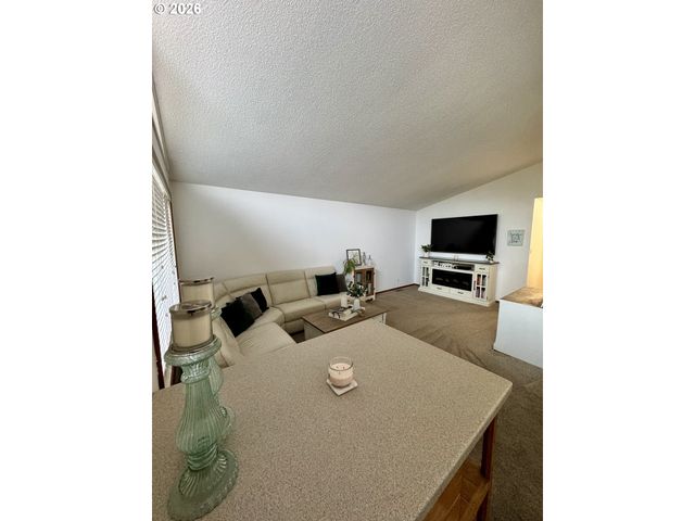 1091 Longridge Dr, Springfield, OR 97478