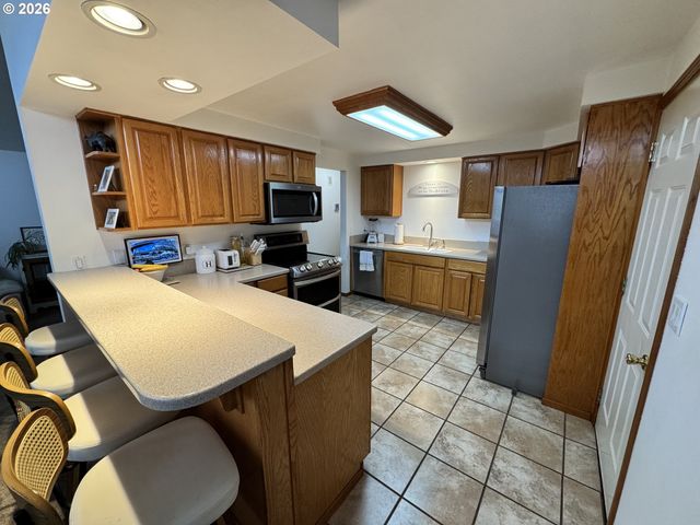 1091 Longridge Dr, Springfield, OR 97478