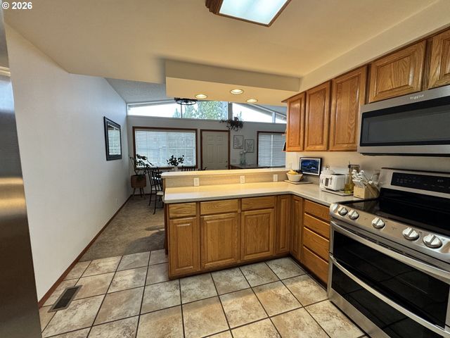 1091 Longridge Dr, Springfield, OR 97478