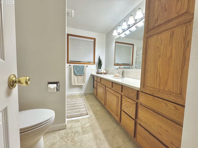 1091 Longridge Dr, Springfield, OR 97478