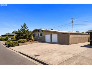1091 Longridge Dr, Springfield, OR 97478