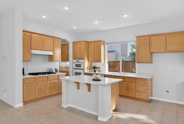 2033 Dorrington Dr, Roseville, CA 95661