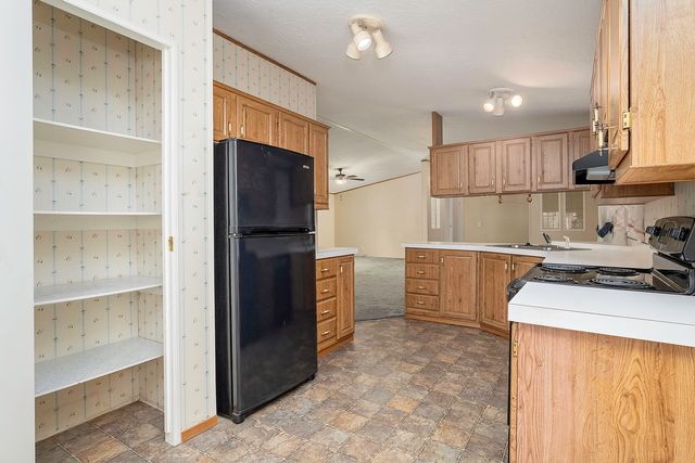 1570 S Peach Street SPC 4, Medford, OR 97501