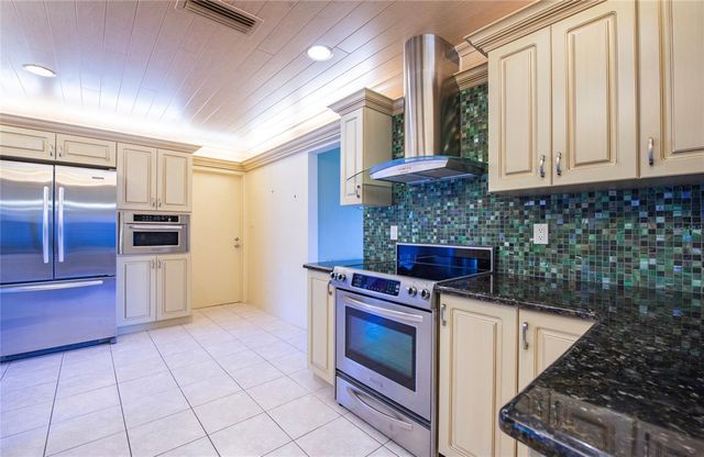 9548 141ST STREET, Seminole, FL 33776