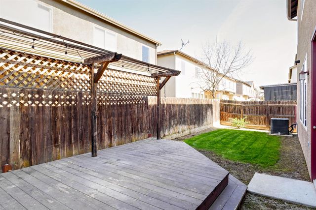 7464 E Robinson Avenue, Fresno, CA 93737