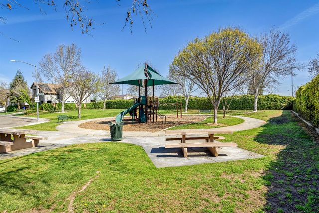 7464 E Robinson Avenue, Fresno, CA 93737