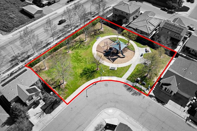 7464 E Robinson Avenue, Fresno, CA 93737