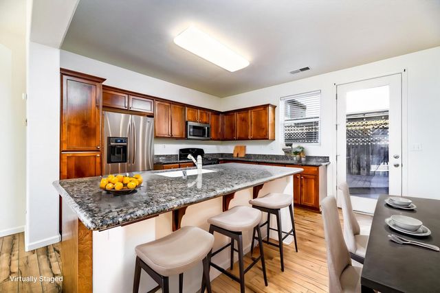 7464 E Robinson Avenue, Fresno, CA 93737