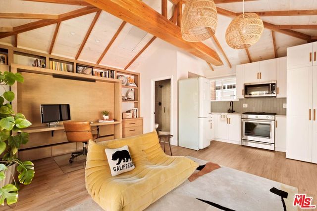 3977 Berryman Avenue, Los Angeles, CA 90066