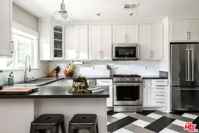 3977 Berryman Avenue, Los Angeles, CA 90066