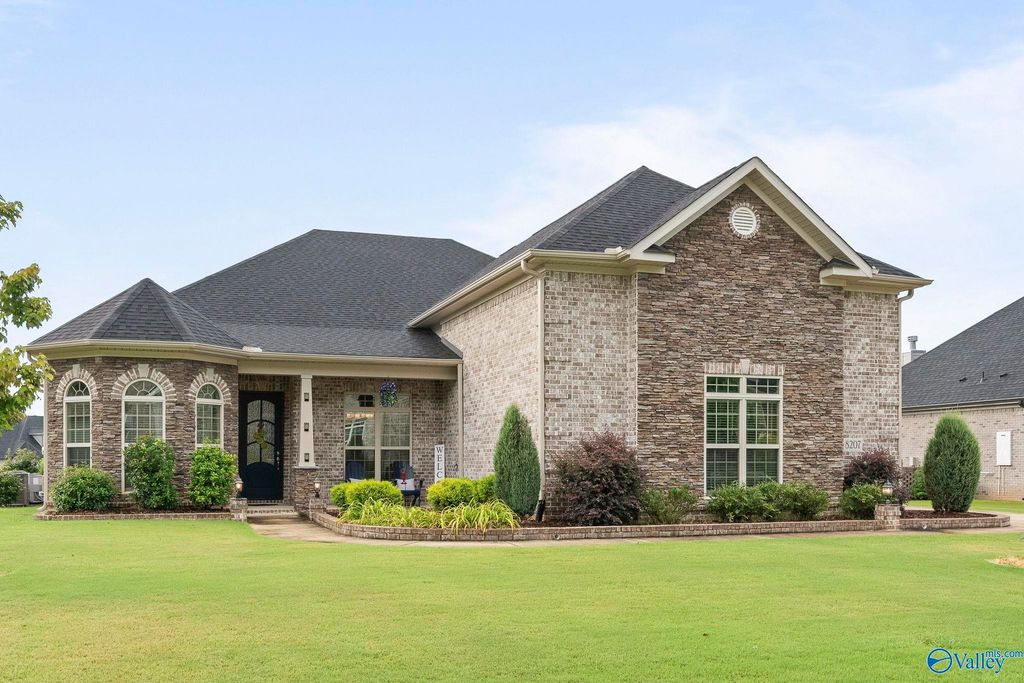 8207 Nantucket Circle SE, Owens Cross Roads, AL 35763