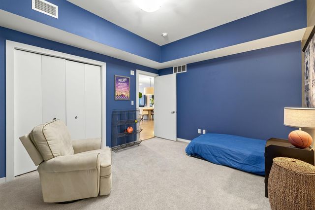 215 10th Avenue S 514, Minneapolis, MN 55415