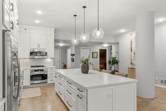 215 10th Avenue S 514, Minneapolis, MN 55415