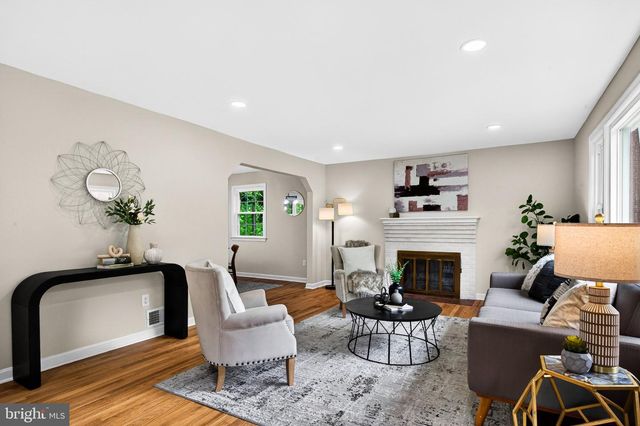 6538 OAKWOOD DR, Falls Church, VA 22041