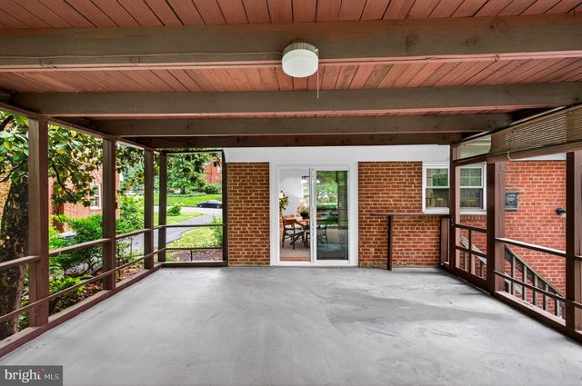 6538 OAKWOOD DR, Falls Church, VA 22041