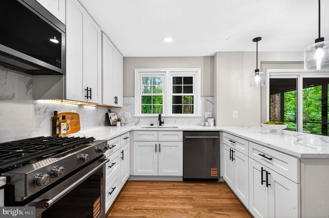 6538 OAKWOOD DR, Falls Church, VA 22041