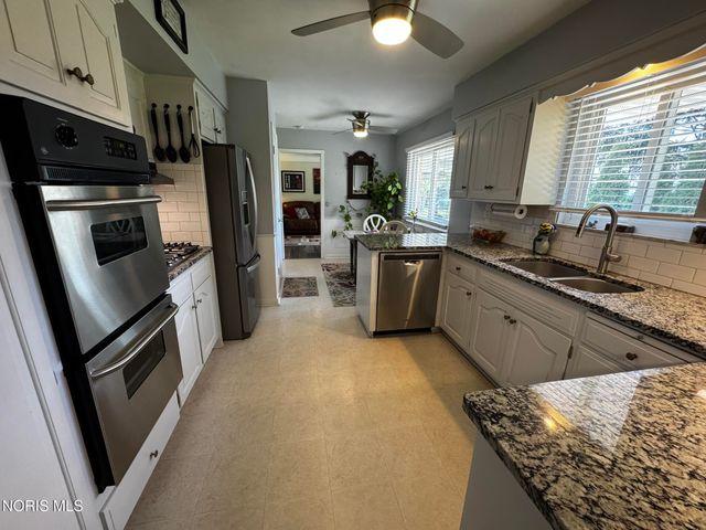 3749 N Beverly Hills Drive, Toledo, OH 43614