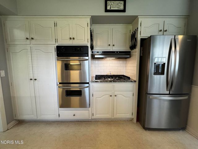 3749 N Beverly Hills Drive, Toledo, OH 43614