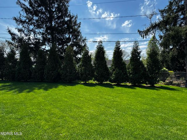 3749 N Beverly Hills Drive, Toledo, OH 43614