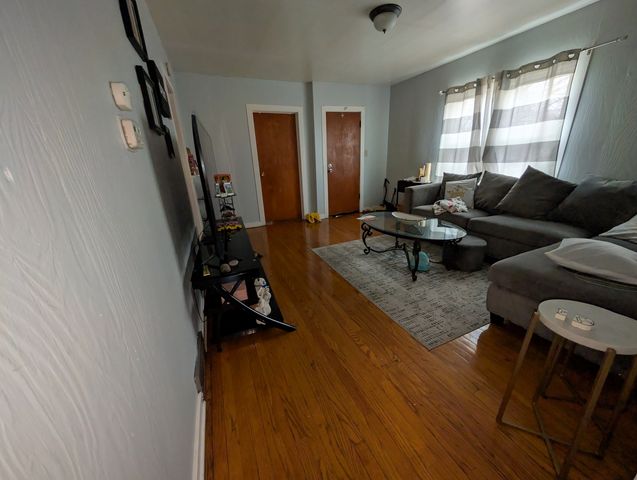 920 AUGUSTA Avenue, Elgin, IL 60120