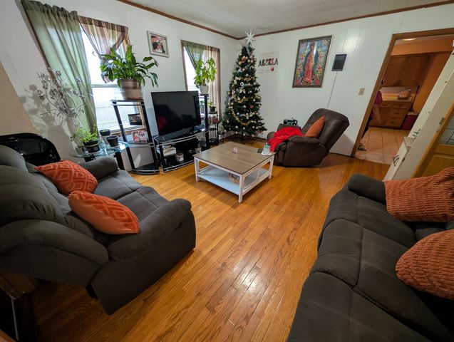 920 AUGUSTA Avenue, Elgin, IL 60120