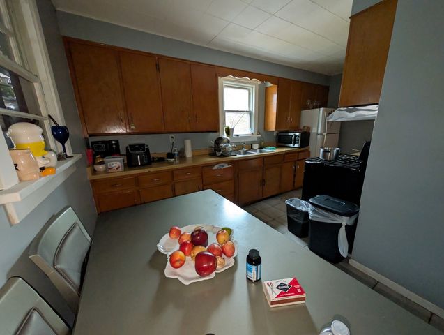 920 AUGUSTA Avenue, Elgin, IL 60120