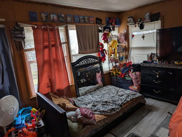 920 AUGUSTA Avenue, Elgin, IL 60120