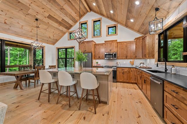 84 Shermans Court, Mccaysville, GA 30555