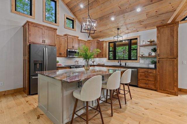 84 Shermans Court, Mccaysville, GA 30555