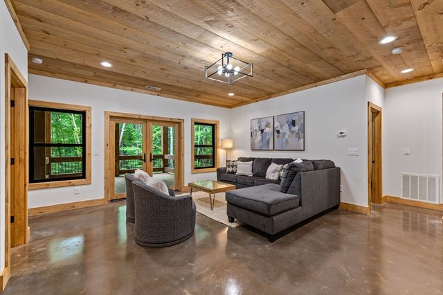 84 Shermans Court, Mccaysville, GA 30555