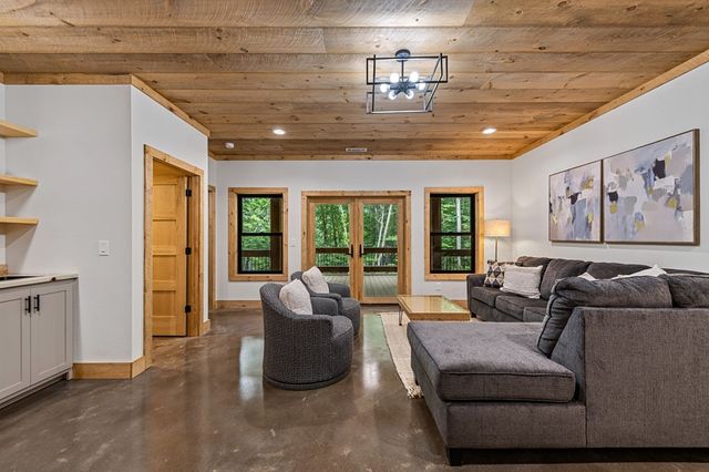 84 Shermans Court, Mccaysville, GA 30555