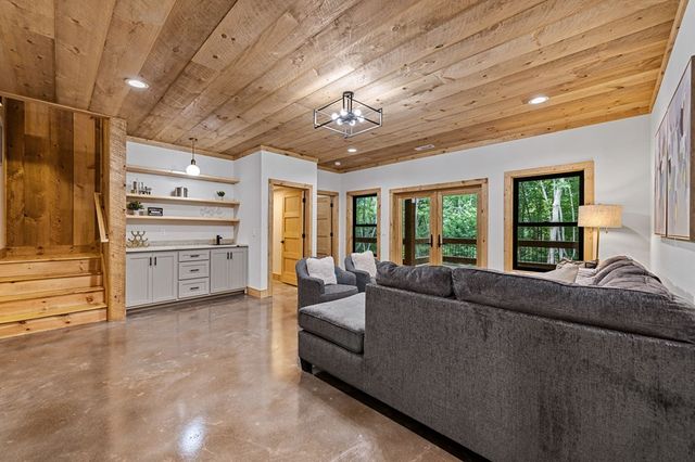 84 Shermans Court, Mccaysville, GA 30555