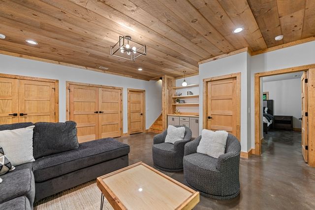84 Shermans Court, Mccaysville, GA 30555