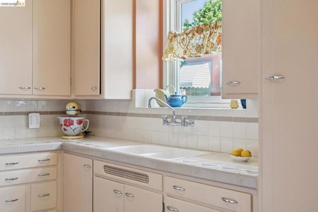 200 W Broadmoor BLVD, San Leandro, CA 94577
