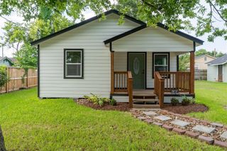 130 E Bernard Street, Clute, TX 77531
