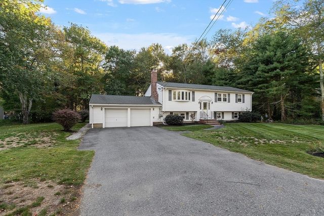 100 Fairwood Dr, Pembroke, MA 02359