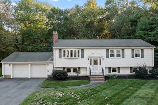 100 Fairwood Dr, Pembroke, MA 02359