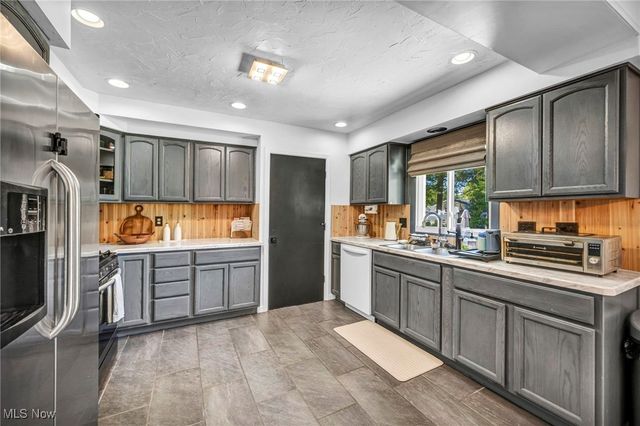 8282 Fairlane Drive, Macedonia, OH 44056